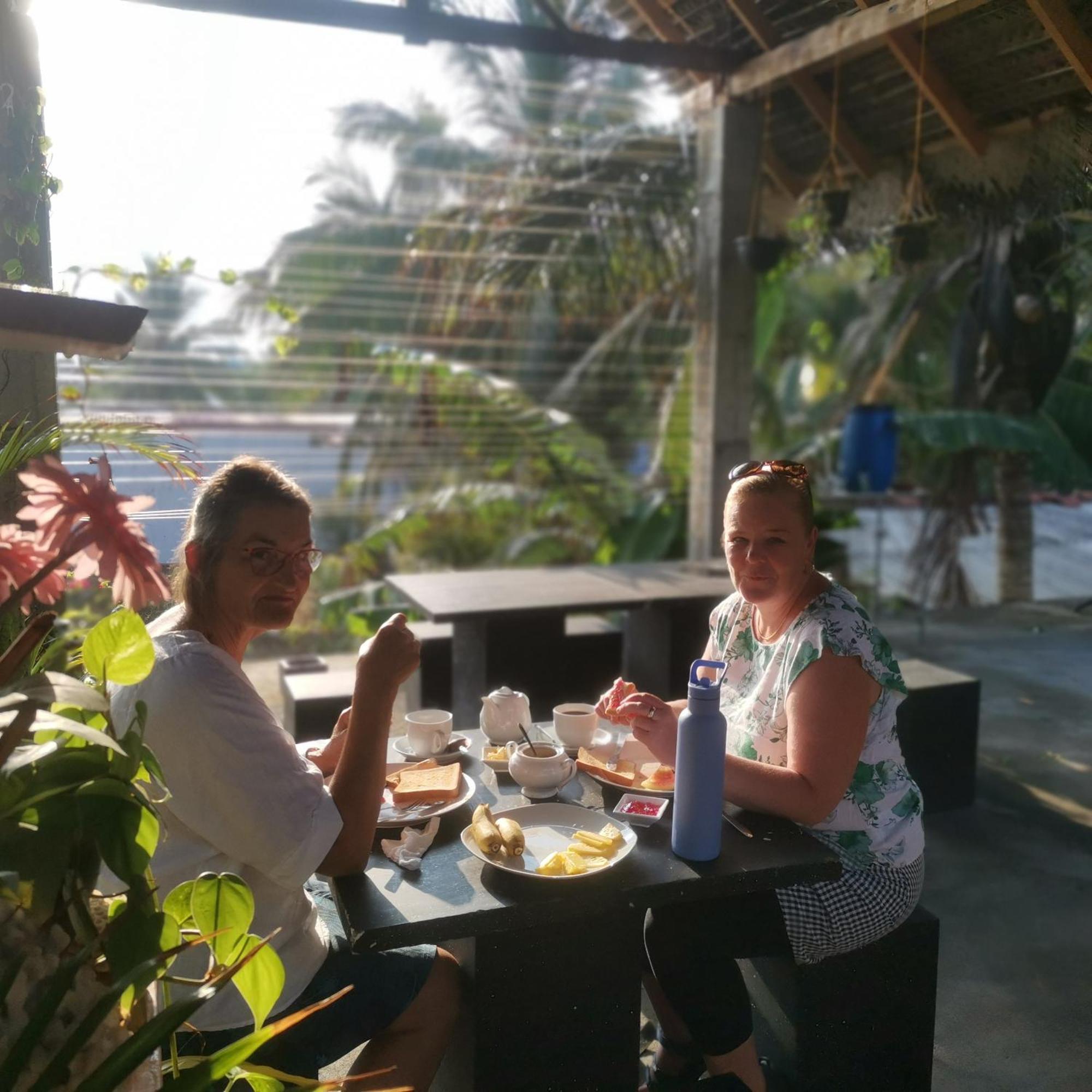 Surf Reef Beach Trincomalee Bagian luar foto