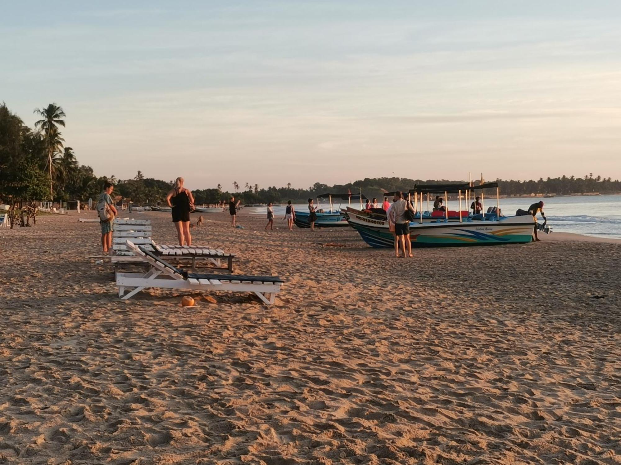 Surf Reef Beach Trincomalee Bagian luar foto