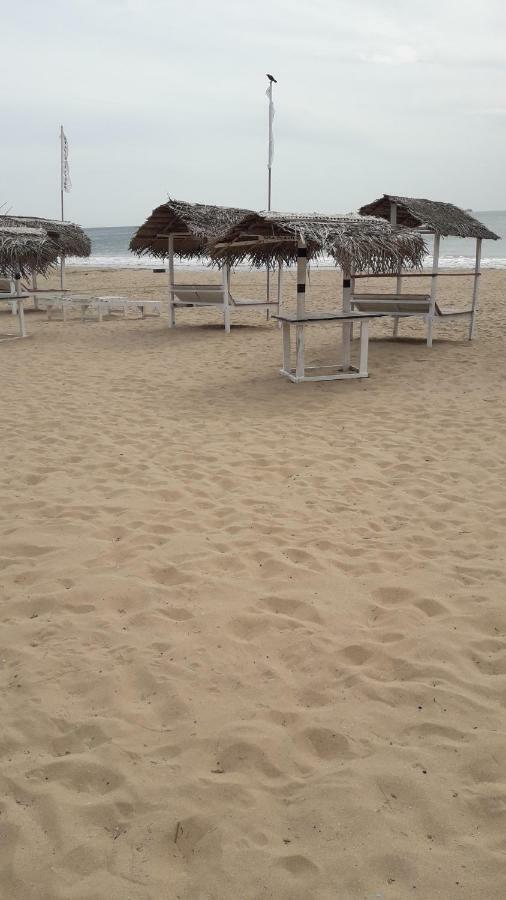 Surf Reef Beach Trincomalee Bagian luar foto